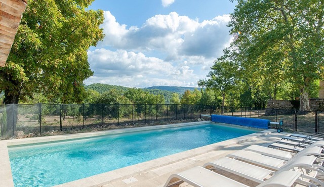 Villa in Saignon with Pool and Scenic Views