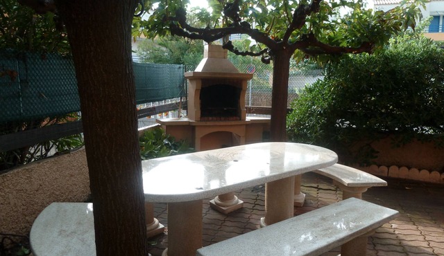 Villa in secure residence with beach access