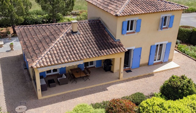 Villa in small domain with pool and tenniscourt