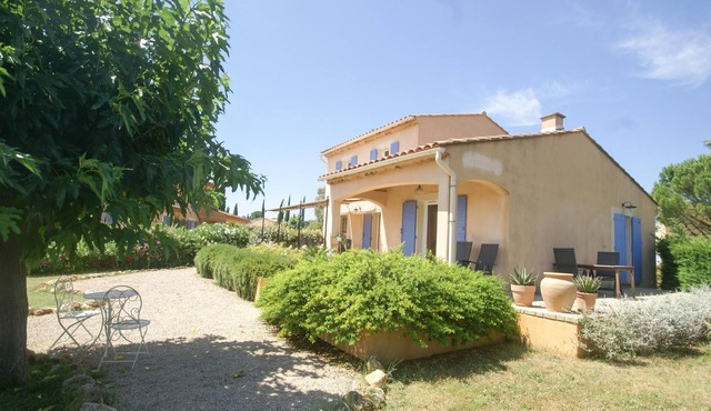 Villa in small domain with pool and tennis court