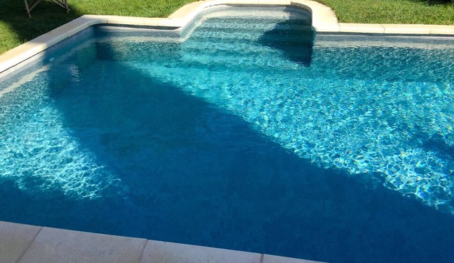 Villa in Sorgues near Avignon, swimming pool and beautiful environment