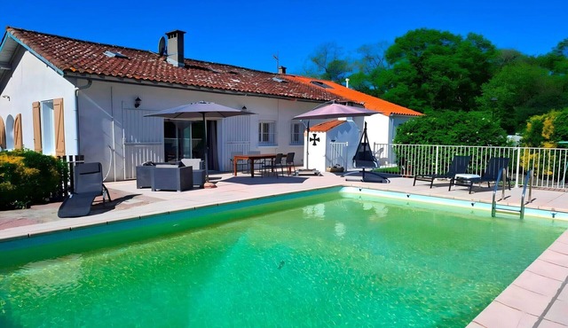 Villa in St Denis with Pool & Pyrenees View