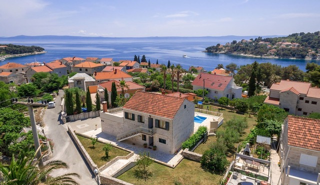 Villa in Sumartin near the Beach & Ferry Port