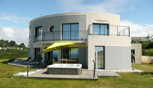 Villa in Telgruc-sur-Mer with Sea Views & Jacuzzi
