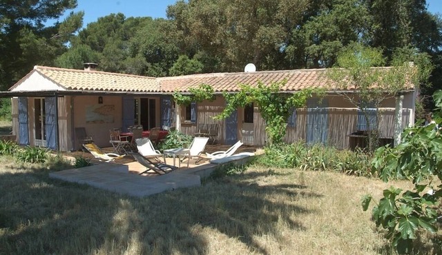 Villa in the countryside in a wooded property