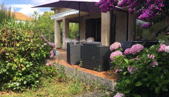 Villa in the center of the village with 1400m2 garden with trees