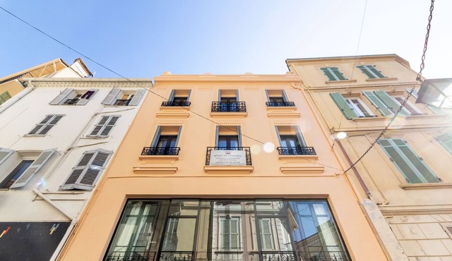 Villa in the city center with roof terrace.