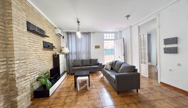 Villa in the city Valencia, neighborhood Cruz Cubierta