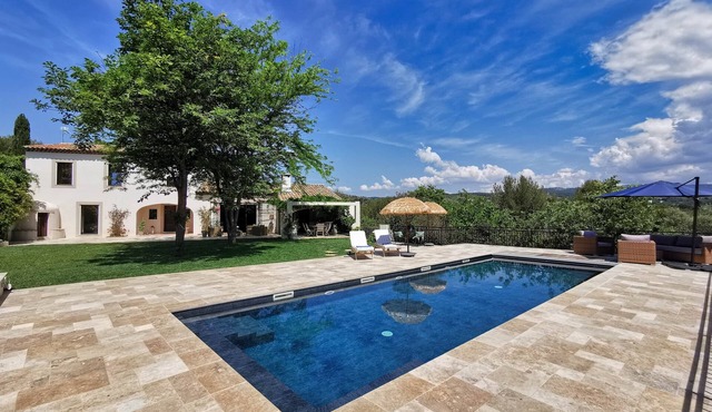 Villa in the countryside, swimming pool and wooded grounds