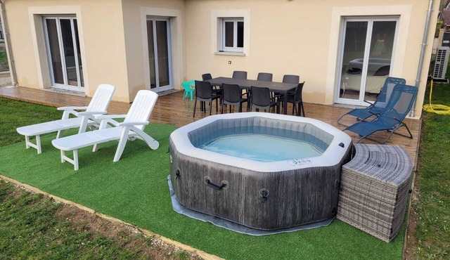 Villa in the countryside, 1 h from Paris, beautiful walks along the Yonne.