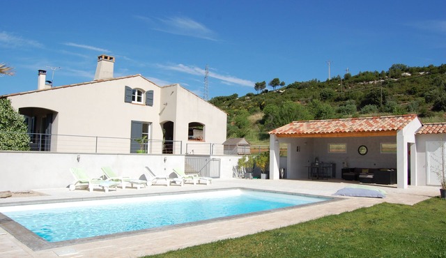 Villa in the countryside with swimming pool near Aix en Provence