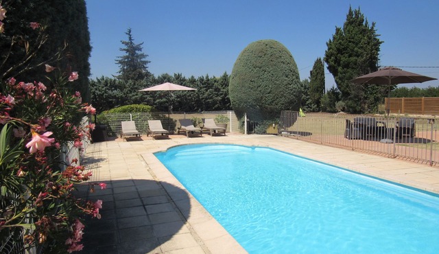 Villa in the countryside of Luberon with private pool & large garden