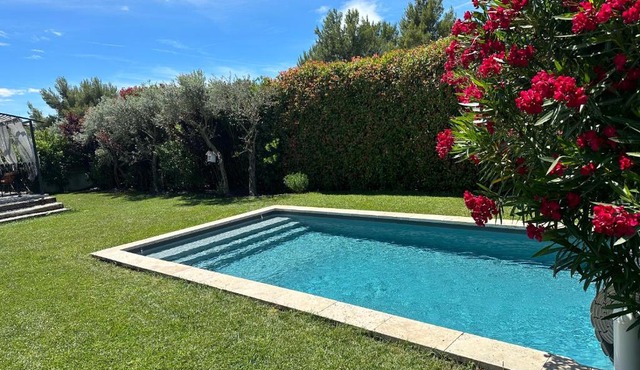 Villa in the countryside of Aix-en-Provence with swimming pool, bowling alley, air conditioning...