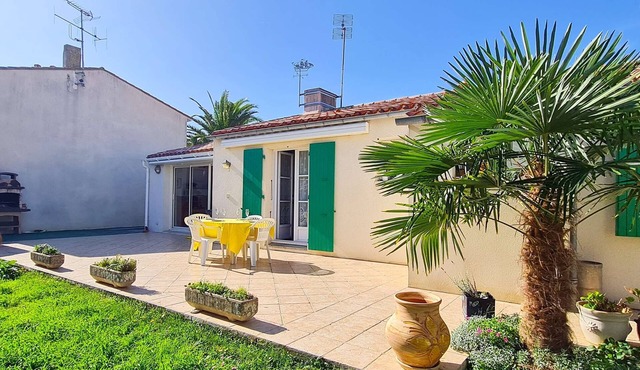 Villa in the Remparts with garden and parking