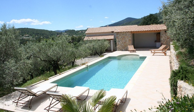 Villa in the heart of an olive grove with swimming pool and jacuzzi