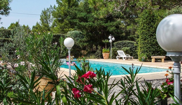 Villa in the heart of nature, with swimming pool, near Aix-en-Pce.