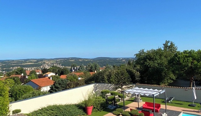 Villa in the hills above Lyon with swimming pool, ideal for families.