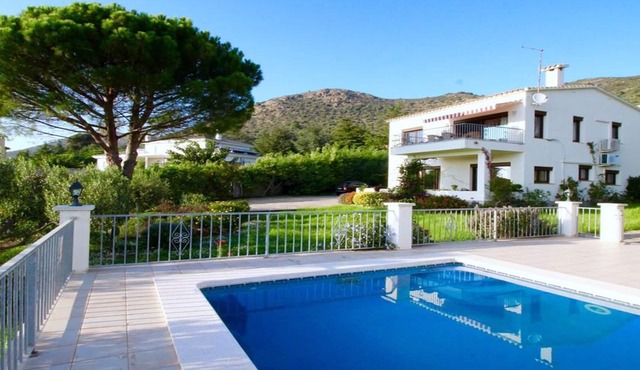 Villa in the Privileged Urbanization "Els Olivars" of PAU. Unbeatable views over the Bay o