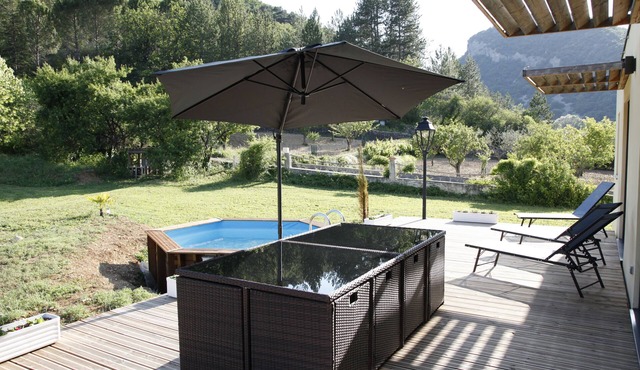 Villa in the Provencal countryside with pool.