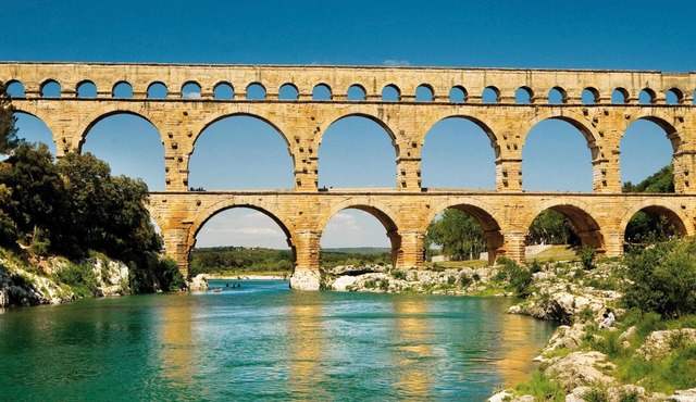 Villa in the South with swimming pool, garden, terrace, close to tourist area.