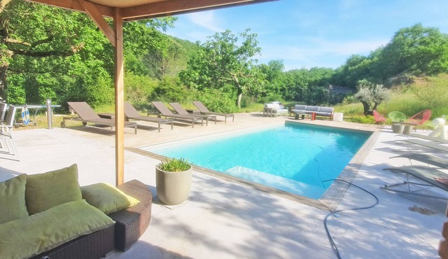 Villa in the woods 6 bedrooms 12/15 people jacuzzi hammam private heated pool