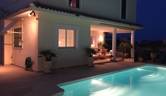 Villa in wonderful location with lounge atmosphere and sea view next to Altea