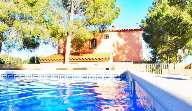 Villa Indépendante de 2 Appartements et Piscine Privée, Idéal Pour les Familles!
