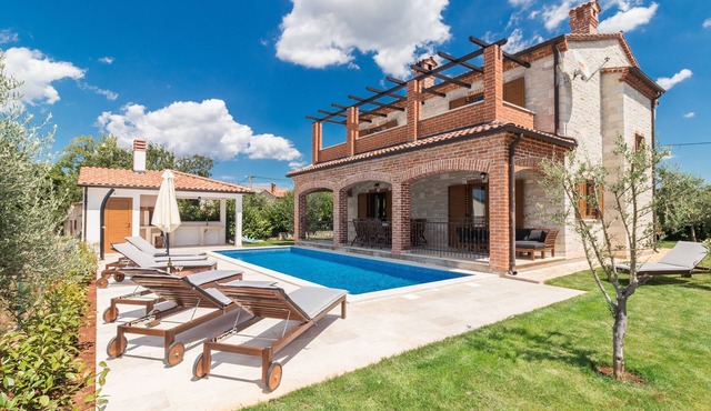 Villa Ingrid with large pool near Porec
