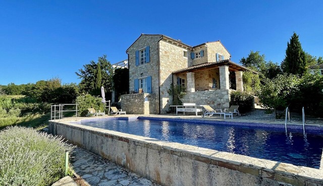 Villa Inmitten von Olivenbäumen und Wein