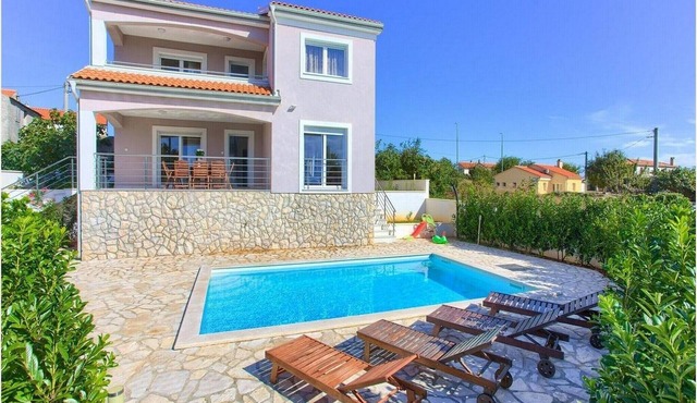 Villa Isabella - Four Bedroom Villa with Swimming Pool