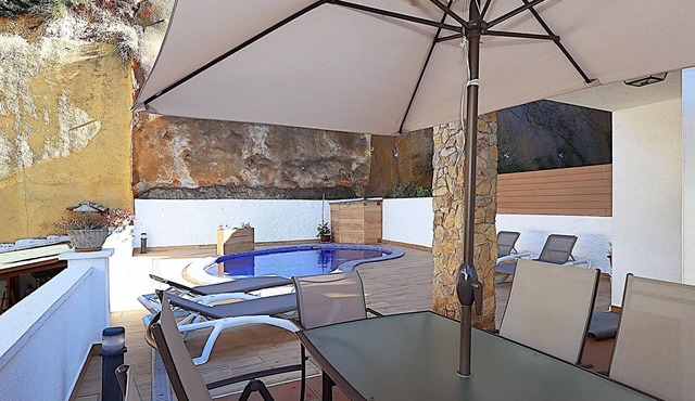 Villa Isamar – Villa con piscina privada para 6 personas a solamente 200 metros de la playa Canyelles