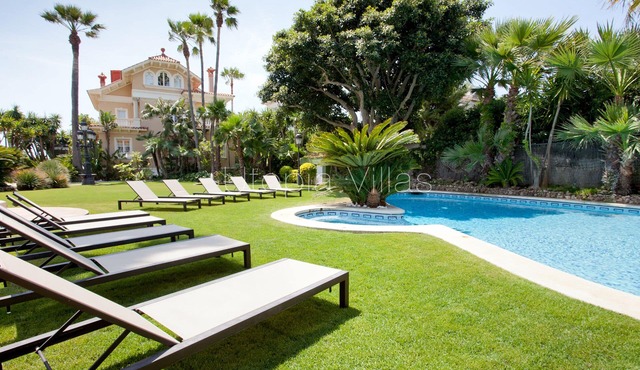 Villa Isla Cozumel by Utopia Vilas: beach front villa for 15 people in Sitges