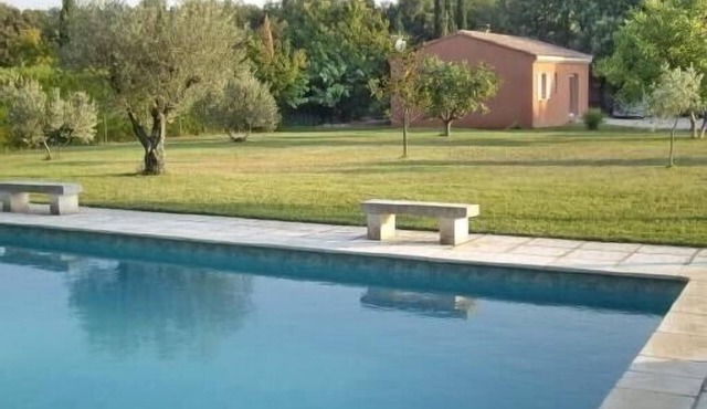 Villa Isle on the quiet Sorgue with pool