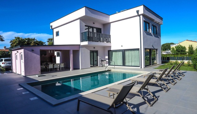 Villa Jacky in Poreč for 8 people with private pool just 900 meters from sea