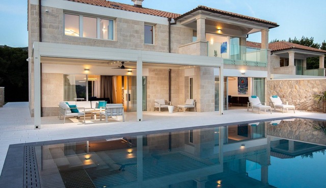Villa Jadranka | Seafront | Heated Infinity Pool | Short Walk to Cavtat