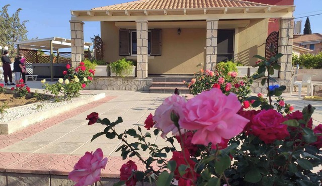 Villa 'Jasmine' with Mountain View, Wi-Fi and Air Conditioning