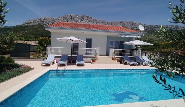 Villa Josipa- big private heated pool & BBQ &parking