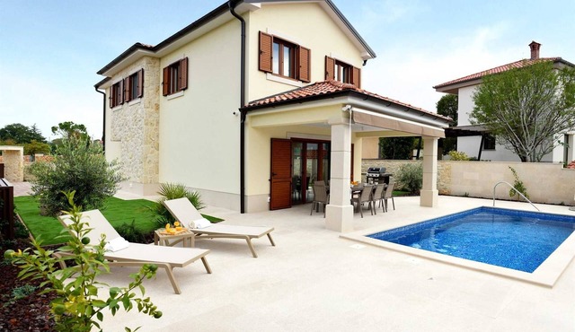 Villa Julija with heated swimming pool