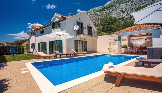 Villa Kalma - Four Bedroom Villa, Sleeps 8