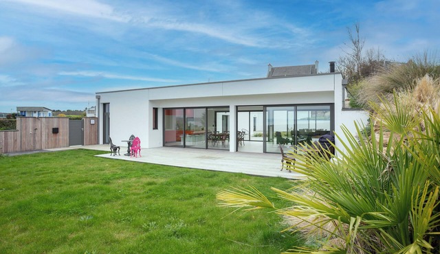 Villa 'Ker Marie' with Sea View, Private Terrace and Wi-Fi