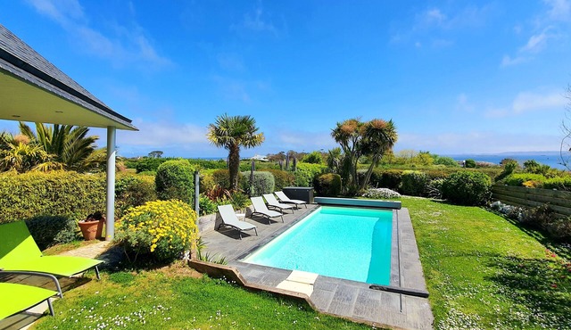 Villa Kergaro, Sea view, sleeps 10, heated pool