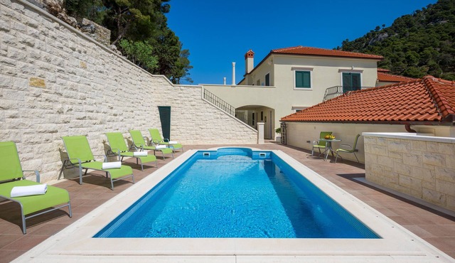 Villa Kogo Apartment 7 with a swimming pool, city center Hvar
