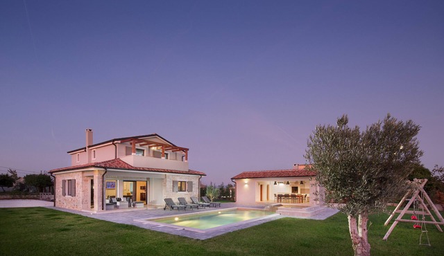 Villa Korat for 8 people near Pula with 49 m2 pool, sauna & children playground