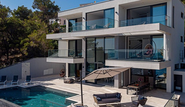 Villa Korcula Grandeur | 5 Bedrooms | Stunning Waterfront Setting | Sea Access