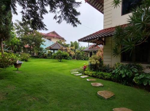 Villa Kusuma 14, Large Garden & Karaoke in Batu City