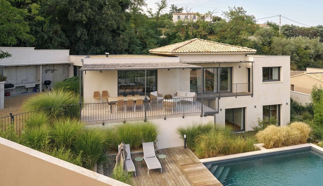 Villa l'Annexe between Avignon and Nîmes: outdoor swimming pool, gym,.