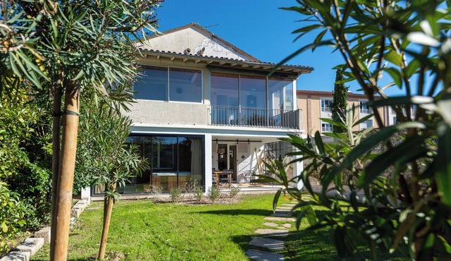 Villa l'échappée verte house surrounded by greenery right in the center of town