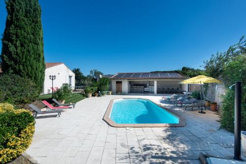 Villa l'ESTEL charme provençal, 15 pers, piscine privée & aire de jeux, au coeur du triange Arles-Avignon-Nîmes
