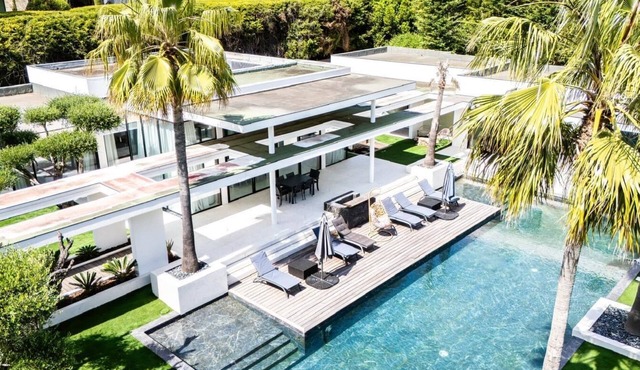 Villa L'Oasis outdoor pool indoor sauna cinema