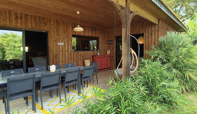 Villa L'Océane swimming pool in a green setting